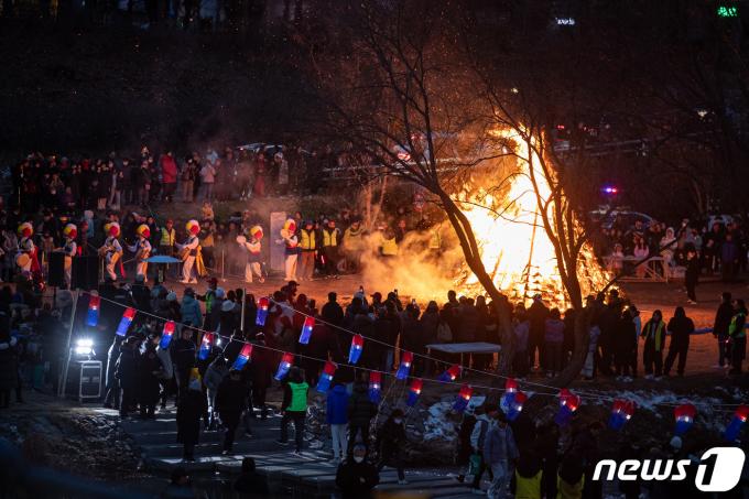 [사진] 타오르는 달집 보며 소원 빌어요
