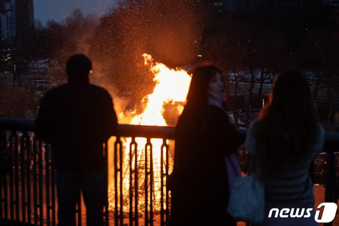 [사진] 타오르는 달집 배경으로 기념 촬영