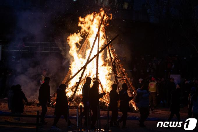 [사진] 달집 돌며 소원비는 시민들