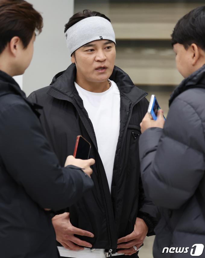[사진] 취재진 질문에 답하는 추신수