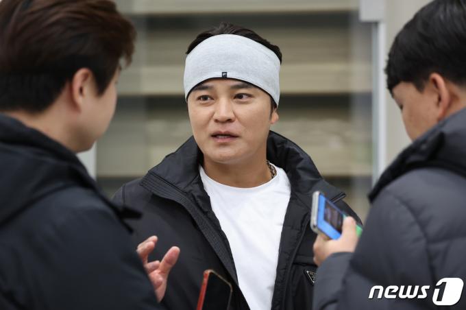 [사진] 취재진 질문에 답하는 추신수