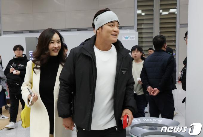 [사진] 마중 나온 아내 하원미와 반갑게 손잡은 추신수