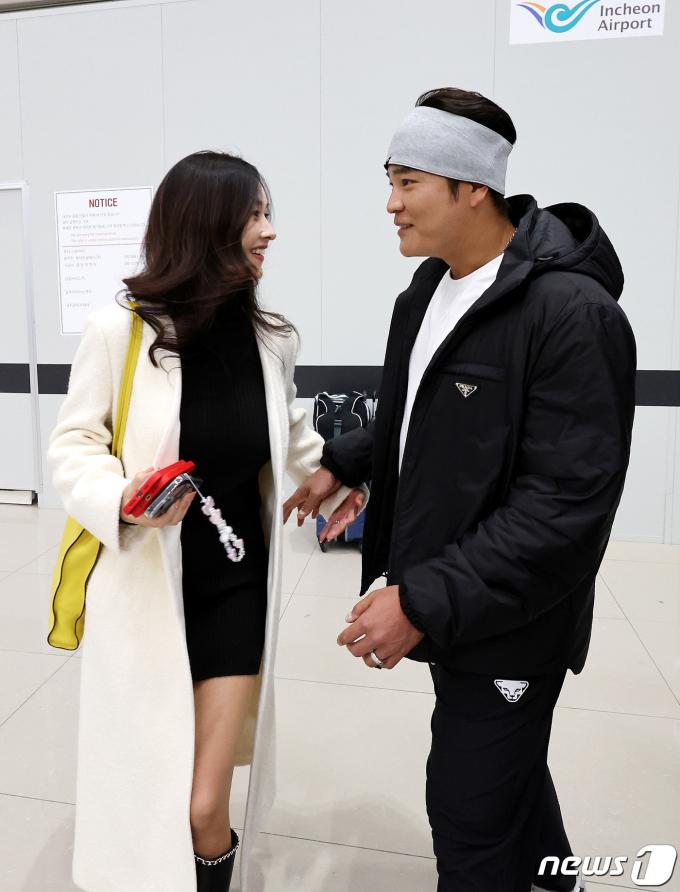 [사진] 추신수 아내 하원미 '남편 깜짝 마중'