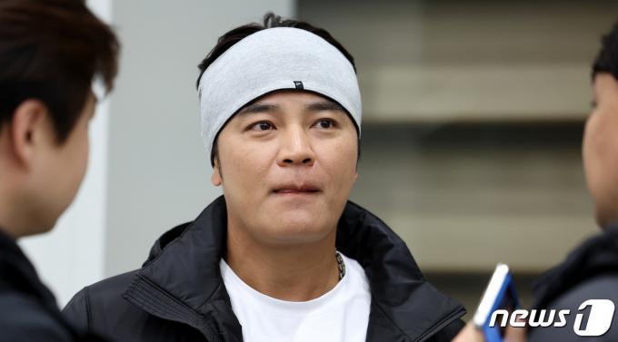 [사진] 취재진 질문 듣는 추신수