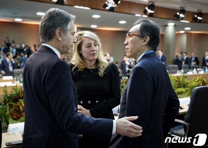 [사진] 토니 블링컨 미 국무장관과 대화 나누는 조태열 외교장관