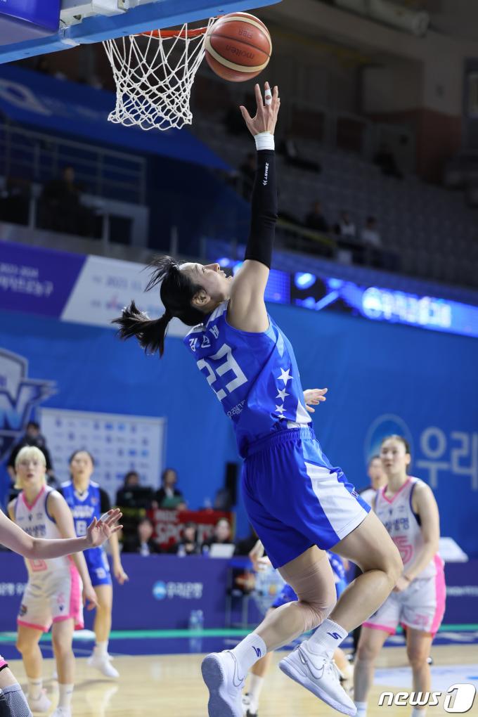 25일 오후 충남 아산 이순신체육관에서 열린 '우리은행 우리WON 2023-2024 여자프로농구' 아산 우리은행과 용인 삼성생명의 경기, 우리은행 김단비가 슛을 시도하고 있다. 2024.1.25/뉴스1 ⓒ News1 김도우 기자