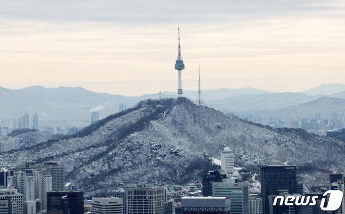 23일 오전 서울 서대문구 안산 봉수대에서 바라본 남산과 도심 일대가 전날까지 내린 눈으로 설경을 이루고 있다. 2024.2.23/뉴스1 ⓒ News1 장수영 기자