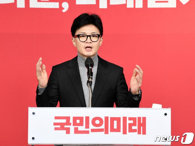 한동훈 국민의힘 비상대책위원장이 23일 오전 서울 여의도 국민의힘 중앙당사에서 열린 국민의미래 중앙당 창당대회에 참석해 축사를 하고 있다. (공동취재) 2024.2.23/뉴스1 ⓒ News1 송원영 기자