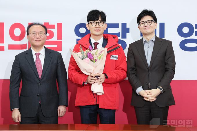 국민의힘 영입인재인 박충권 현대제철 책임연구원(가운데)이 지난 1월8일 국회 본관에서 열린 인재영입환영식에서 한동훈 비상대책위원장과 윤재옥 원내대표와 기념촬영을 하고 있다. 2024.1.8(국민의힘 홈페이지 갈무리)
