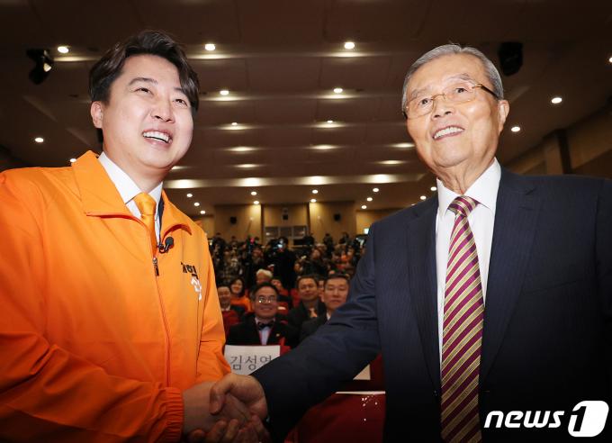 이준석 개혁신당 대표가 20일 오후 서울 여의도 국회의사당 의원회관에서 열린 개혁신당 창당대회에서 김종인 전 국민의힘 비상대책위원장과 손을 잡고 있다. 개혁신당은 23일 김 전 위원장을 공천관리위원장으로 영입했다. 2024.1.20/뉴스1 ⓒ News1 송원영 기자