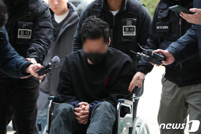 아내에게 성인방송 출연을 강요하고 자택에 감금한 혐의를 받는 전직 군인 A 씨가 4일 오후 인천 미추홀구 인천지방법원에서 열린 구속 전 피의자 심문(영장실질심사)에 출석하고 있다. 인천지법은 A 씨에게 구속영장을 발부했다.  2024.2.4/뉴스1 ⓒ News1 이승배 기자