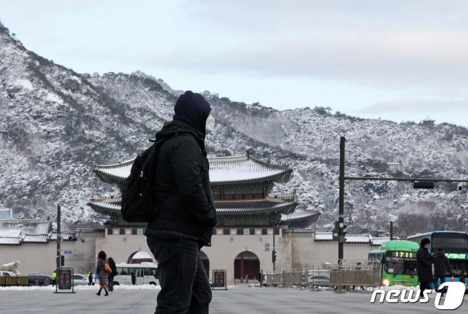 눈과 비가 그치고 쌀쌀한 아침기온을 보인 23일 오전 서울 종로구 광화문광장에서 두터운 옷을 입은 시민이 발걸음을 재촉하고 있다. 2024.2.23/뉴스1 ⓒ News1 장수영 기자