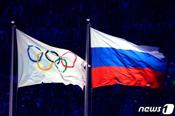 IOC 깃발(왼쪽)과 러시아 국기 ⓒ AFP=뉴스1