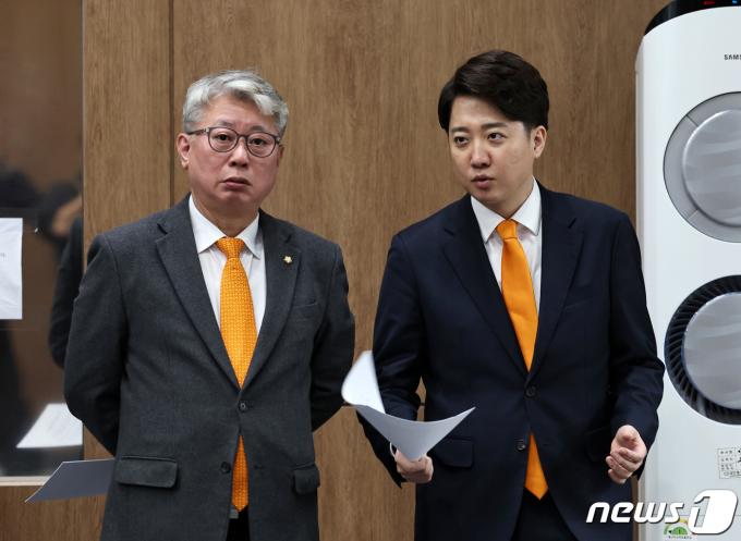 개혁신당 이준석 공동대표와 조응천 최고위원이 19일 오후 서울 여의도 국회 소통관에서 기자회견을 앞두고 대화하고 있다. 2024.2.19/뉴스1 ⓒ News1 구윤성 기자