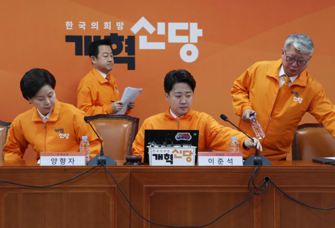 개혁신당이 정당 보조금 자진 반환을 위한 개정안을 추진한다. 사진은 지난 23일 최고위원회의에 참석하는 이준석 개혁신당 대표 등. /사진=뉴스1