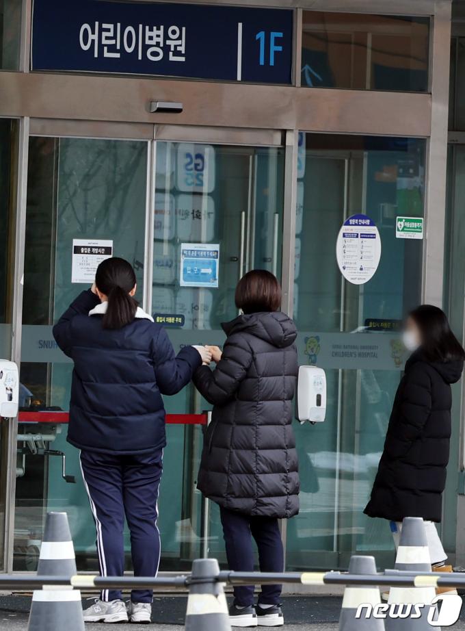 [사진] 전공의 집단행동 첫 주말, '우리 아이가 아파요'