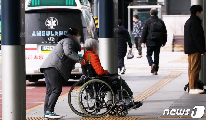 [사진] 전공의 집단 현장 이탈  '첫 주말', 병원 찾은 환장
