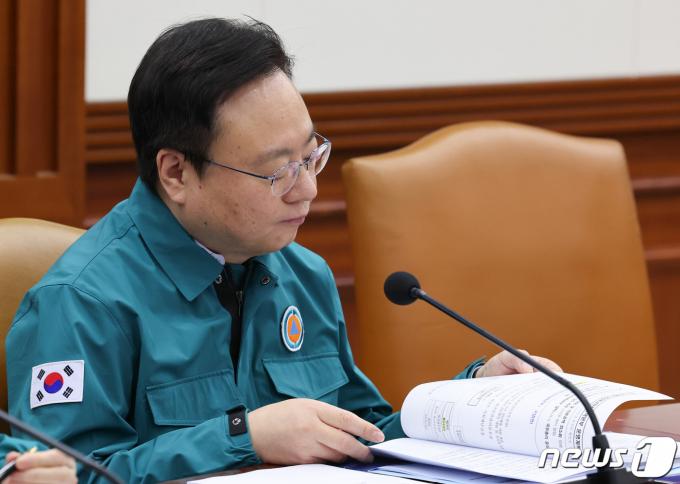 조규홍 보건복지부 장관이 23일 서울 종로구 정부서울청사에서 열린 의사집단행동 중앙재난안전대책본부 회의에서 자료를 보고 있다. 2024.2.23/뉴스1 ⓒ News1 허경 기자