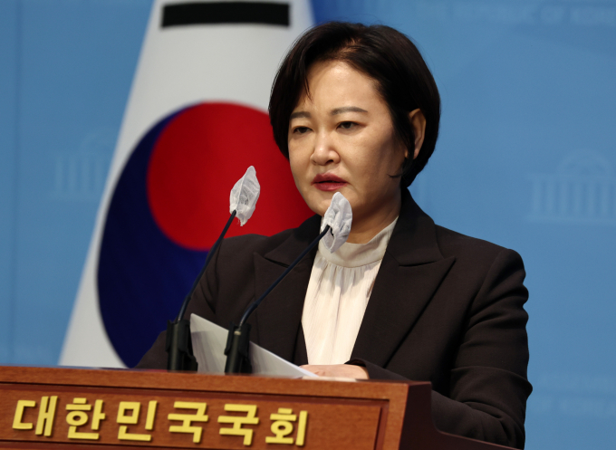 최근 더불어민주당을 탈당한 이수진 의원이 이재명 민주당 대표를 향해 날을 세웠다. 사진은 지난 22일 탈당 선언 기자회견을 하는 이 의원. /사진=뉴스1