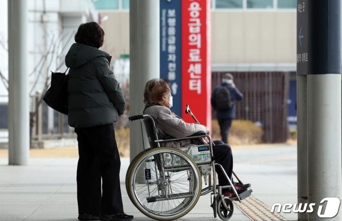 24일 서울대 병원에서 환자와 보호자가 이동하는 모습. 2024.2.24/뉴스1 ⓒ News1 김명섭 기자