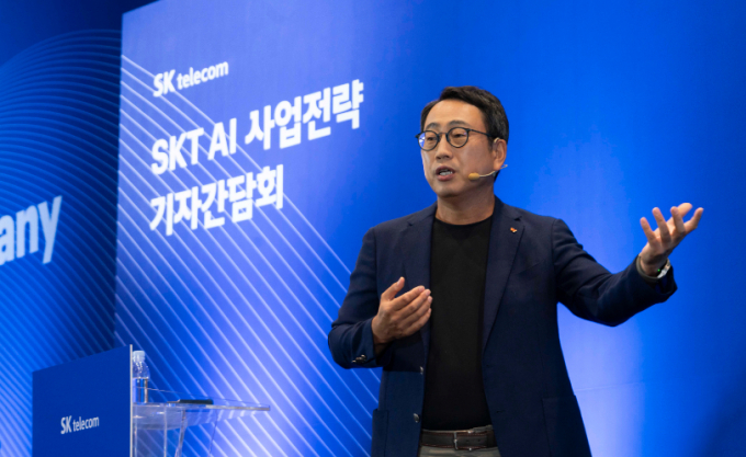 유영상 SKT 대표가 지난해 9월26일 SK T타워 수펙스홀에서 열린 ‘SKT AI 사업전략 기자간담회’에서 키노트를 발표하고 있다. /사진=SK텔레