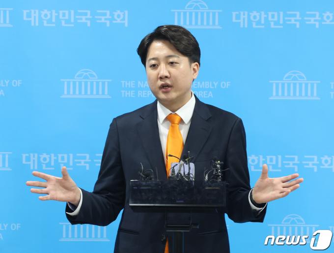 이준석 개혁신당 공동대표가 20일 서울 여의도 국회 소통관에서 취재진의 질문을 받고 있다. 2024.2.20/뉴스1 ⓒ News1 송원영 기자