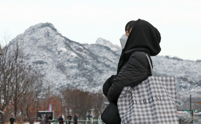 25일은 영하권으로 떨어지는 지역이 적지 않을 전망이다. 사진은 지난 24일 서울 광화문사거리에서 횡단보도를 건너는 시민. /사진=뉴스1