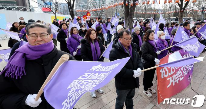 [사진] 159개 깃발 든 이태원참사 유가족과 시민단체 회원들