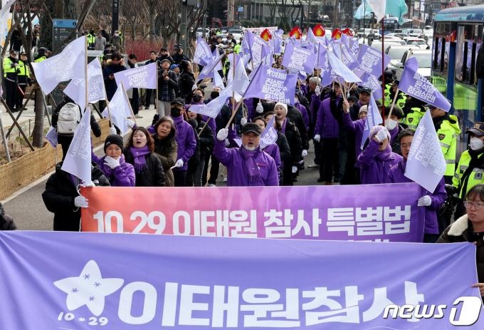 [사진] 이태원참사 특별법 거부권 규탄하는 유가족과 시민단체