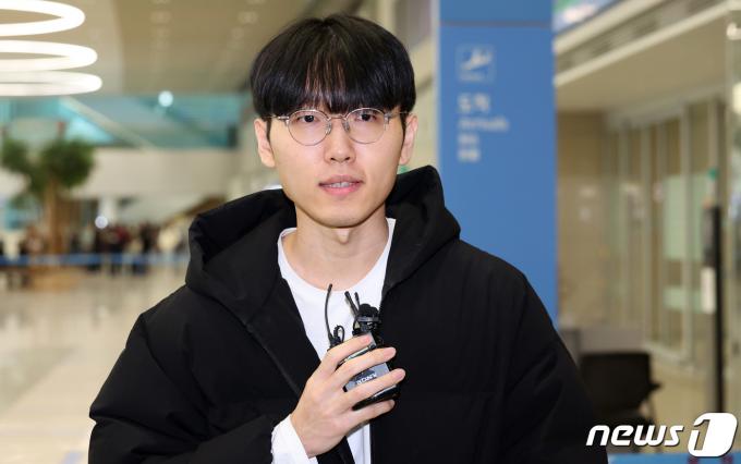 [사진] 취재진 질문에 답변하는 신진서 9단