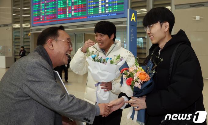 [사진] 축하 인사받는 농심배 우승 이끈 신진서 9단