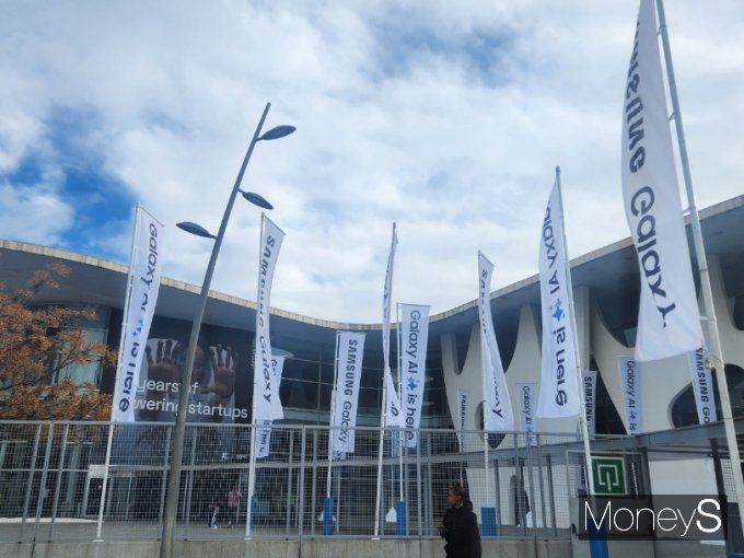 MWC 2024 개막 준비로 한창인 스페인 바르셀로나 피라 그란 비아 전시장. /사진=양진원 기자