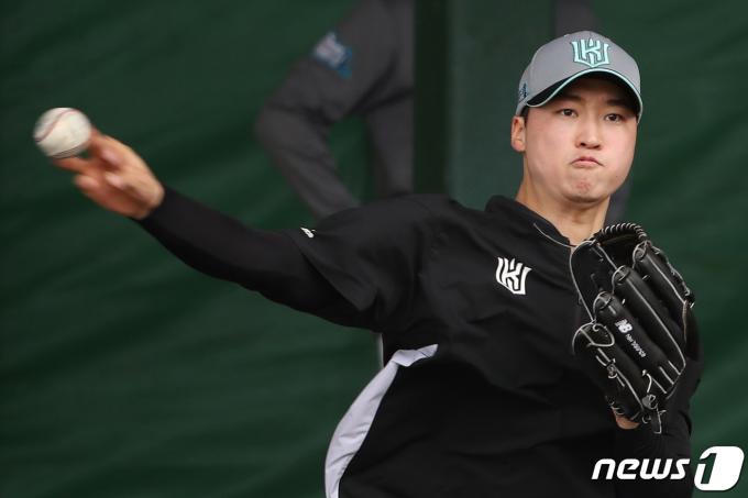 [사진] 엄상백 '불펜 피칭 집중'