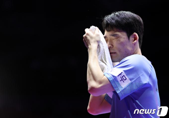 장우진이 23일 부산 해운대구 벡스코에서 열린 'BNK부산은행 2024 부산세계탁구선수권대회' 남자단체전 8강 대한민국과 덴마크의 경기에서 실점한 뒤 아쉬워하고 있다.. 2024.2.23/뉴스1 ⓒ News1 이동해 기자