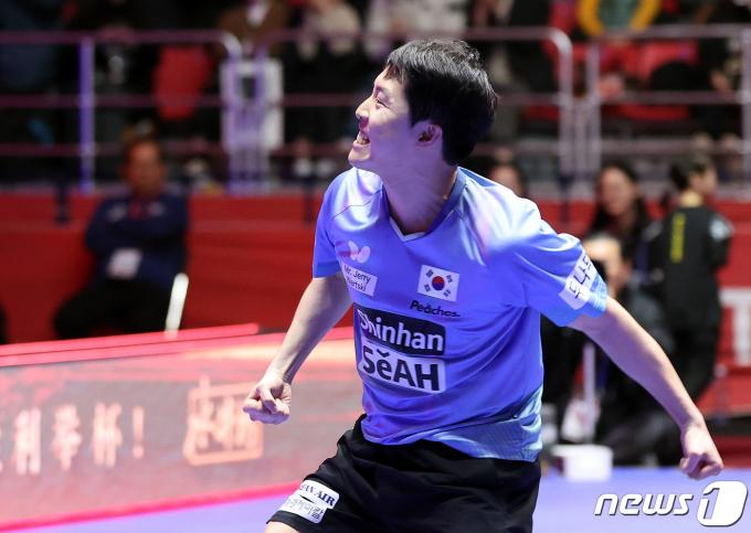 임종훈이 23일 부산 해운대구 벡스코에서 열린 'BNK부산은행 2024 부산세계탁구선수권대회' 남자단체전 8강 대한민국과 덴마크 경기를 잡아낸 뒤 주먹을 불끈 쥐고 있다. 덴마크 상대 세트스코어 3대1로 승리한 한국은 파리 올림픽 단체전 출전권에 이어 4강 티켓과 동메달을 확보했다. 2024.2.23/뉴스1 ⓒ News1 이동해 기자