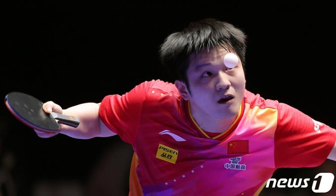 [사진] '랭킹 1위' 판젠동의 서브
