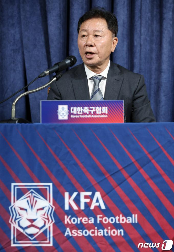 정해성 신임 국가대표 전력강화위원장이 21일 오후 서울 종로구 신문로 축구회관에서 가진 1차 전력강화위원회 관련 브리핑에서 취재진의 질문에 답하고 있다. 대한축구협회(KFA) 전력강화위원회는 이날 비공개 1차 전력강화위원회를 갖고 축구대표팀 신임 감독 선임 작업에 본격적으로 돌입했다. 2024.2.21/뉴스1 ⓒ News1 박정호 기자