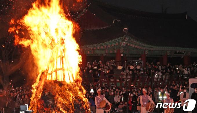 [사진] 정월대보름, 달집태우기 관람하는 시민들
