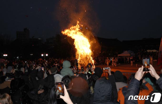 [사진] 달집태우기 바라보는 시민들