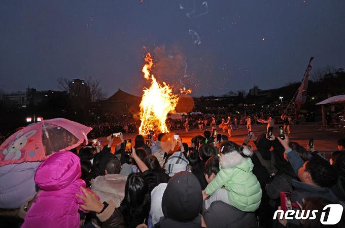 [사진] 2024 남산골 정월대보름 달집태우기
