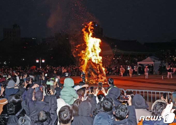 [사진] 달집태우기 바라보며 새해 소망을