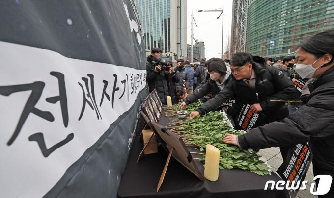 [사진] 전세사기 희생자 향해 헌화하는 피해자들