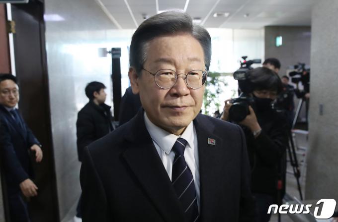 이재명 더불어민주당 대표가 23일 오후 서울 여의도 국회 당대표회의실에서 사실상 '컷오프'에 반발하며 단식 농성 중인 노웅래 의원과 면담을 마치고 이동하고 있다. 2024.2.23/뉴스1 ⓒ News1 임세영 기자
