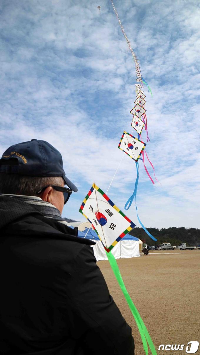 [사진] 대보름 맞아 하늘에 날리는 태극기 창작줄연