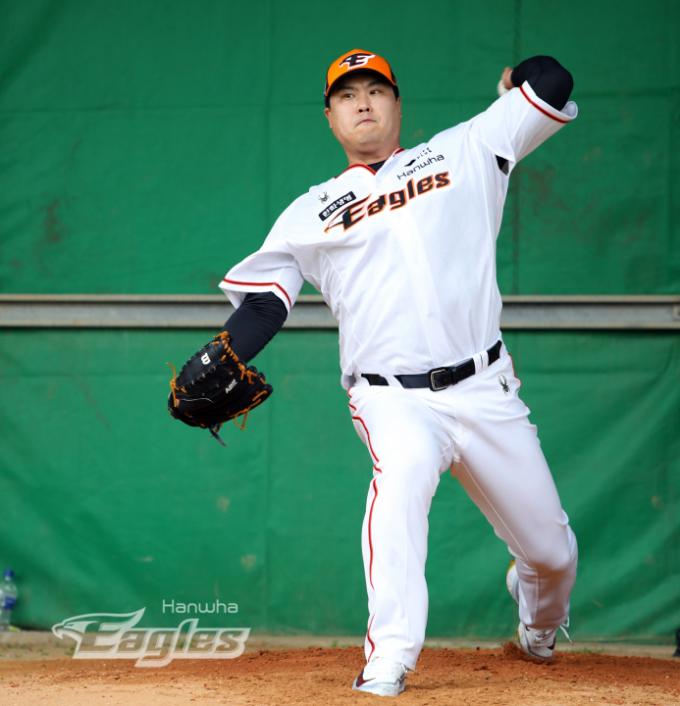 류현진이 23일 일본 오키나와현 고친다 구장에서 열린 한화 이글스 2차 스프링캠프 훈련에서 불펜 피칭을 하고 있다. (한화 이글스 제공) 2024.2.23/뉴스1 ⓒ News1 장수영 기자