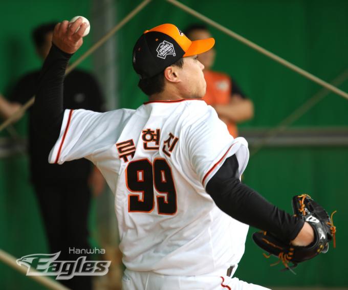 류현진이 23일 일본 오키나와현 고친다 구장에서 열린 한화 이글스 2차 스프링캠프 훈련에서 불펜 피칭을 하고 있다. (한화 이글스 제공) 2024.2.23/뉴스1 ⓒ News1 장수영 기자
