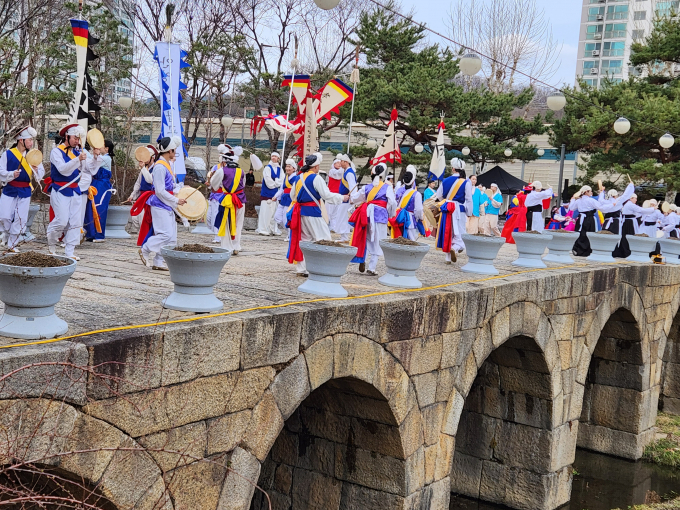 24일 정월대보름을 맞아 안양만안답교놀이보존회가 만안교에서 안양만안답교놀이로 길놀이, 다리밟기, 무동춤놀이, 선소리꾼놀이, 대동놀이 등을 선보였다. 사진은 '안양만안답교놀이' 행사. / 사진제공=안양시