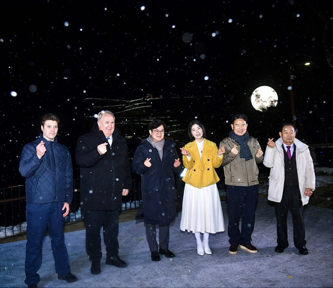 애기봉평화생태공원에서 행사를 함께 즐기는 사람들. 좌로부터 알비올 안드레스 홍보대사, 인요한 홍보대사, 김병수 김포시장, 가수 나비, 김인수 김포시의회 의장, 김형열 이북도민회장. / 사진제공=김포시