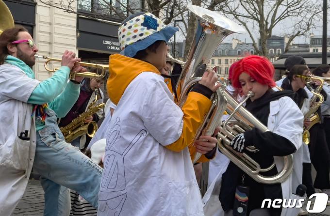 [사진] 佛 ‘슬의생’ 길거리 합주공연 ‘삑사리 나도 즐겁게 들어주세요’