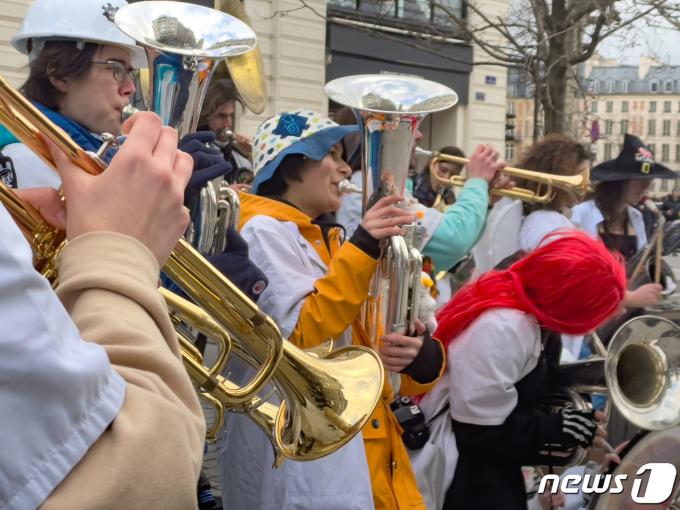 [사진] 佛 의사들 길거리 합주공연 ‘업무스트레스 해소를 위해, 시민과 더 가까워지기 위해’